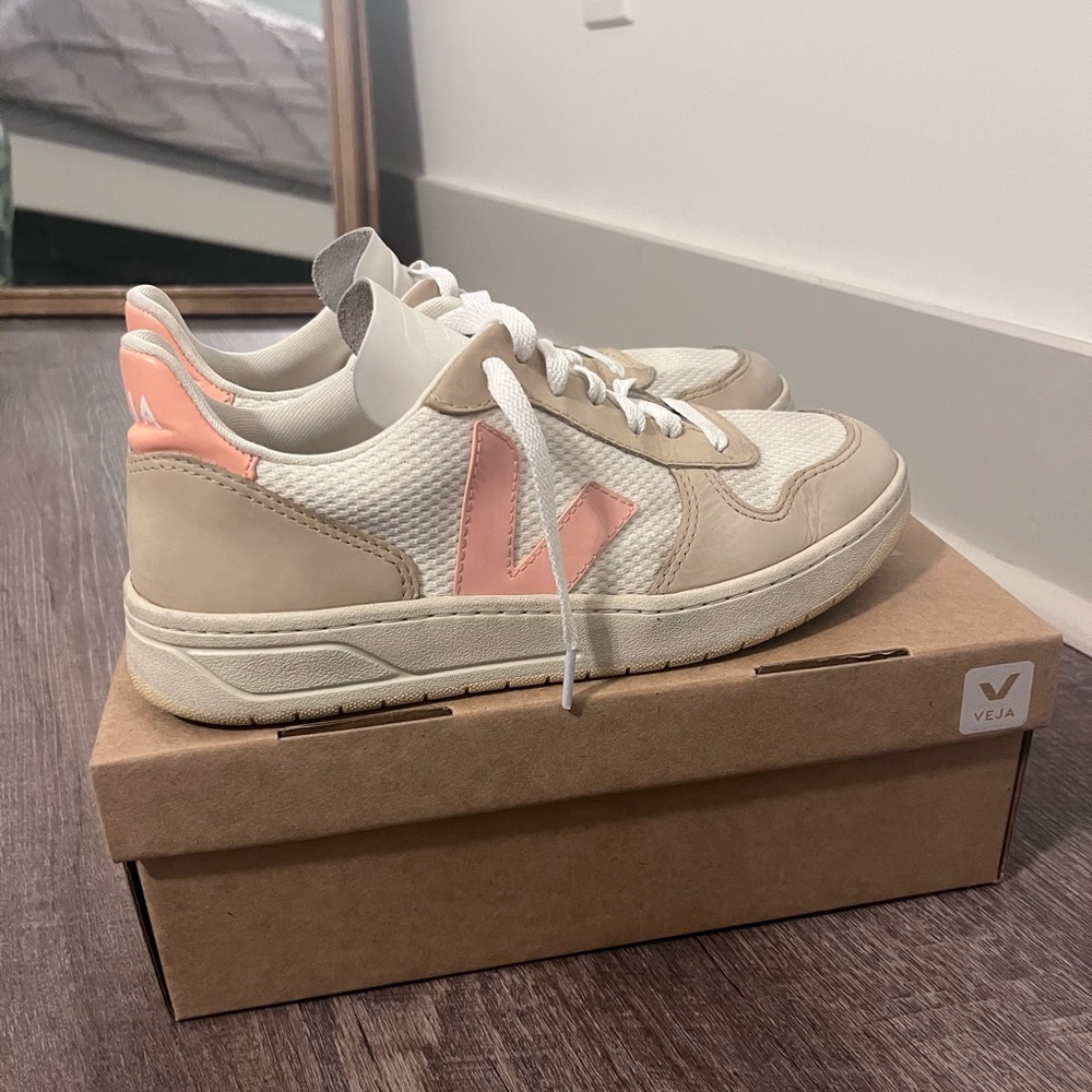 Veja V-10 Alveomesh White / Bellini / Almond Sneakers